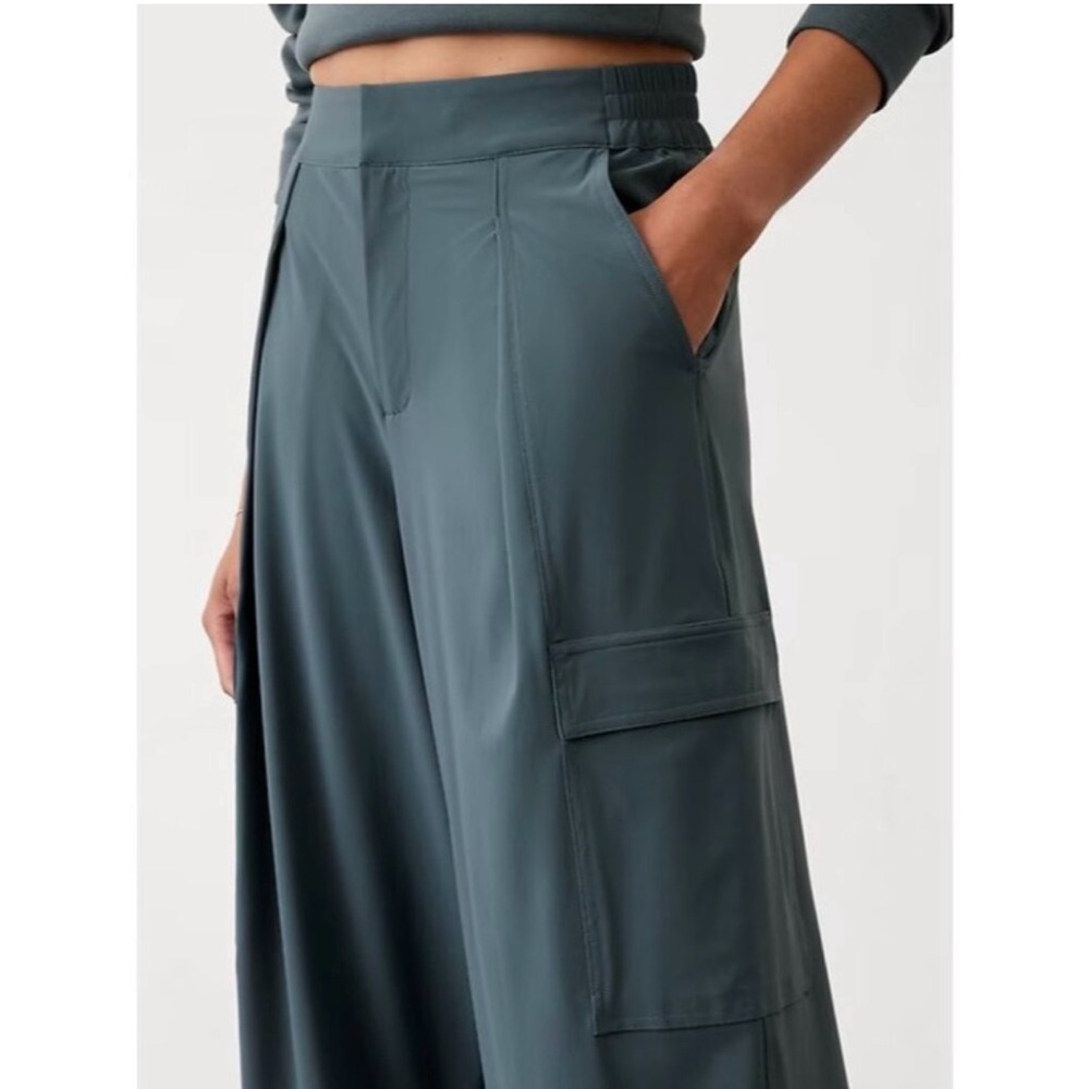 Athleta pinnacle cargo pants- Eden size 2 NWT